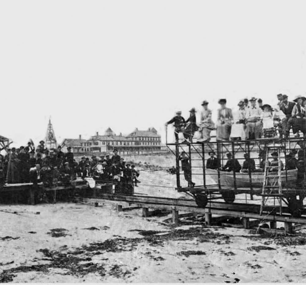 The Comet on Short Sands Beach